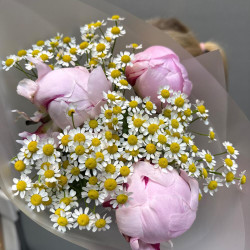 Букет из розовых пионов и ромашек