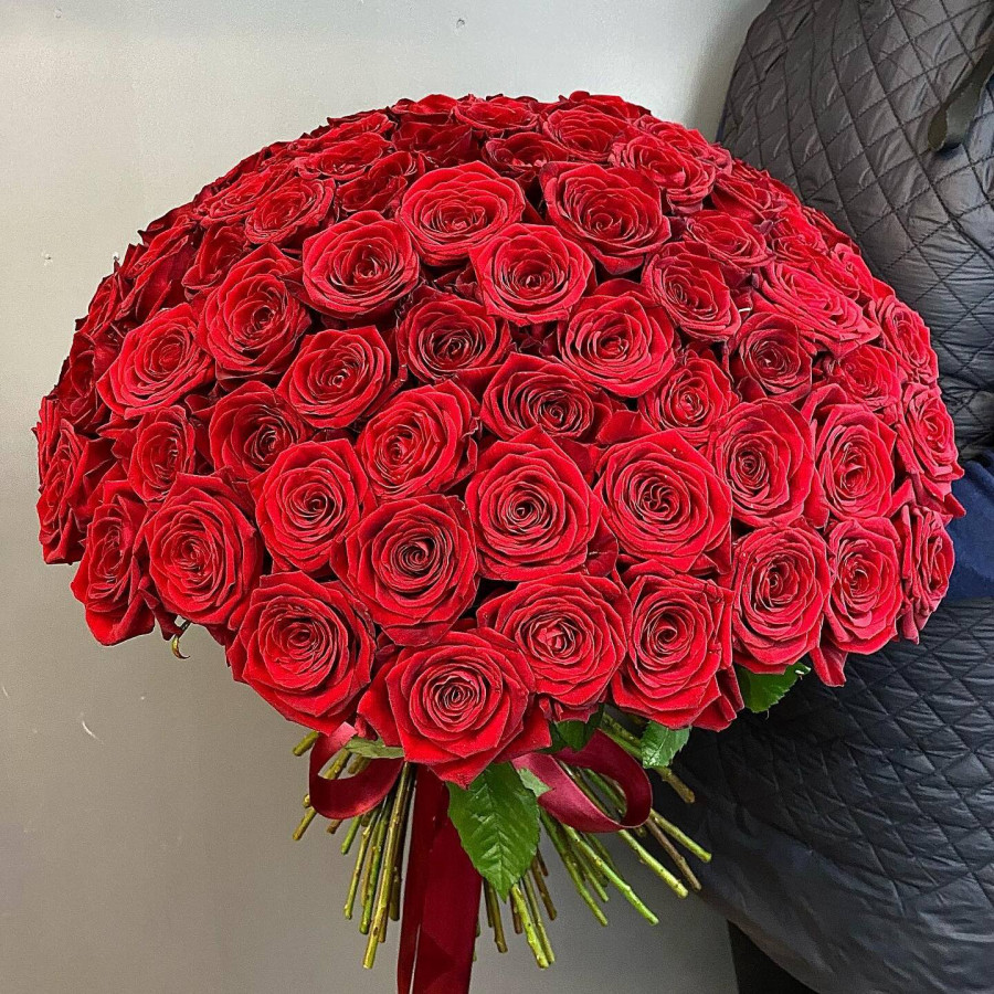 Букет из 101 красной розы в ленте - фото 2