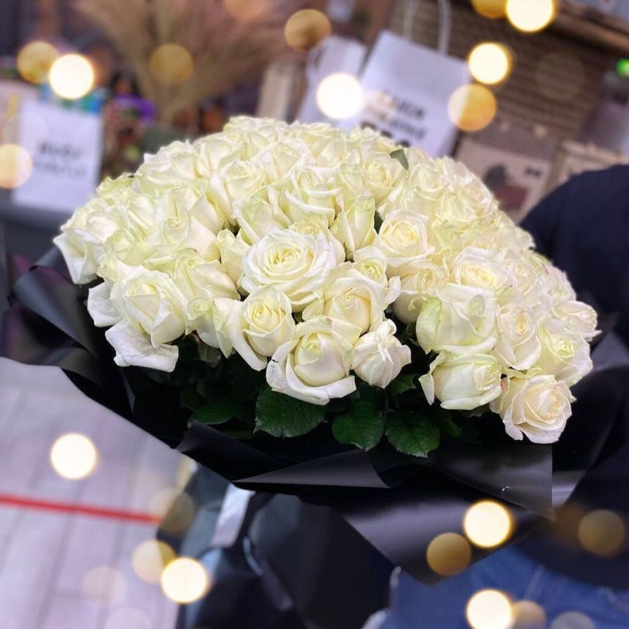 Букет из 101 белой розы в черной упаковке - фото 2