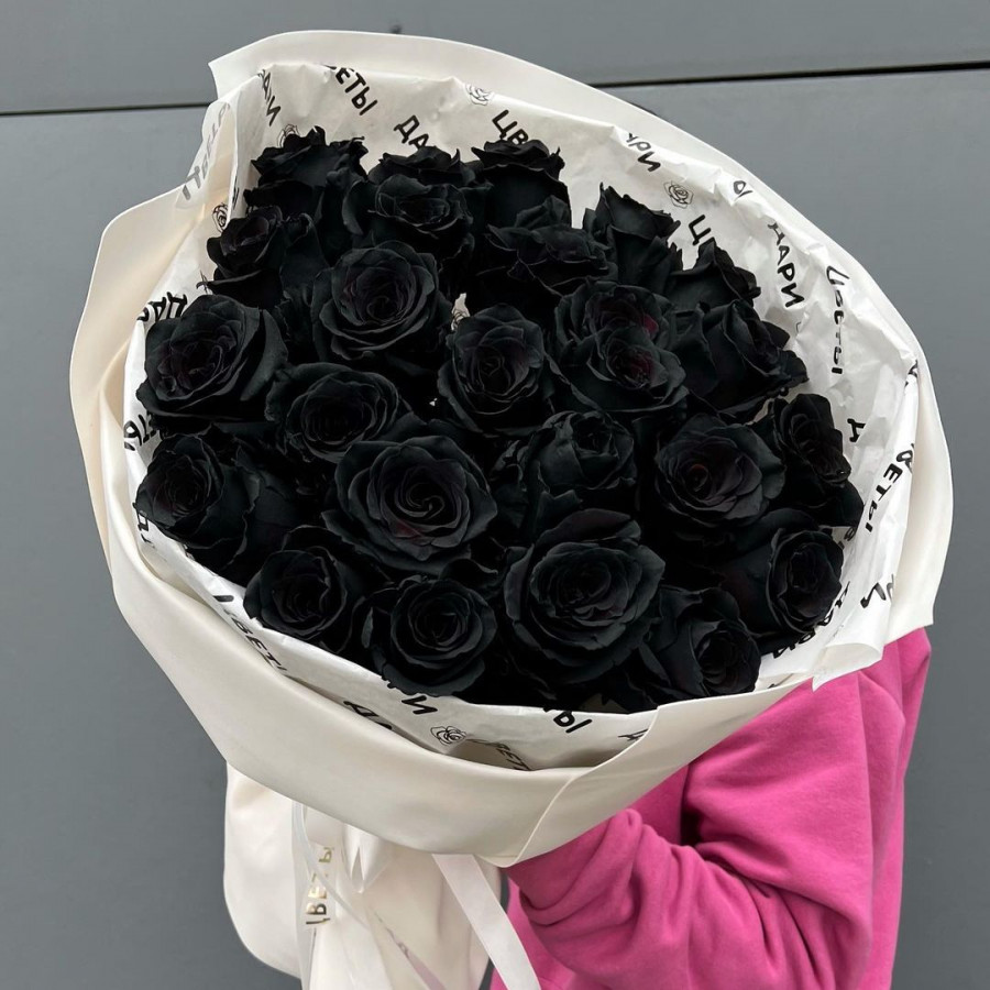 Букет из 25 черных роз в тишью