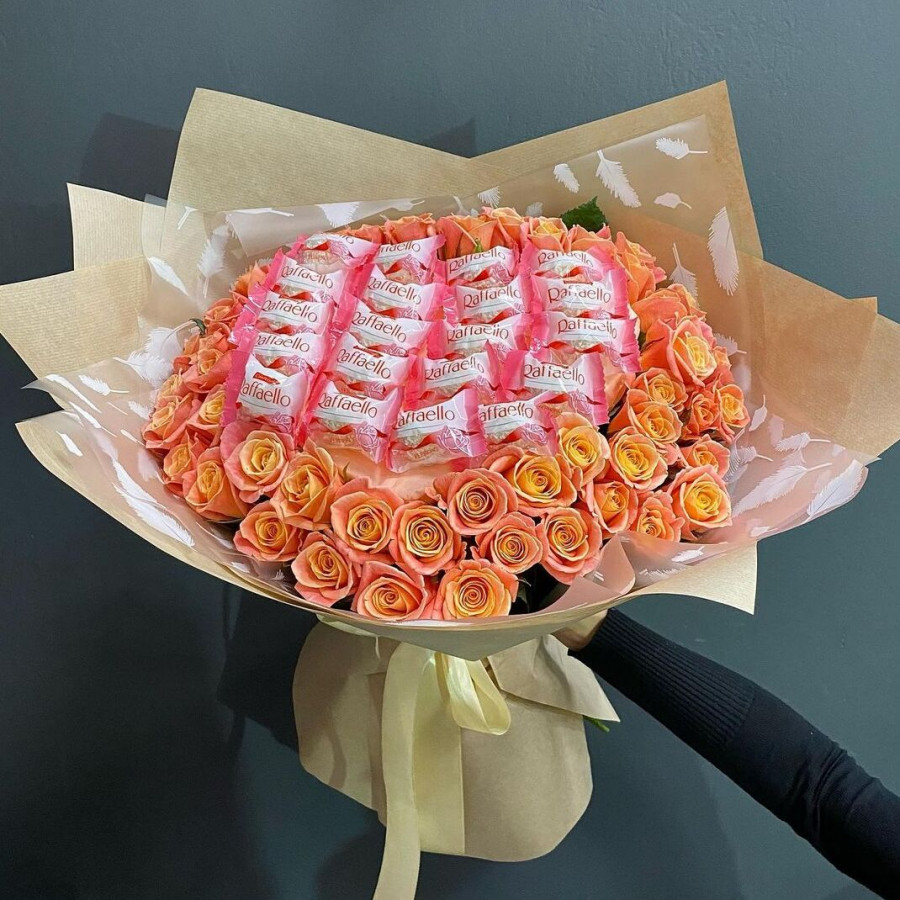 Букет из 51 оранжевой розы с конфетами Raffaello