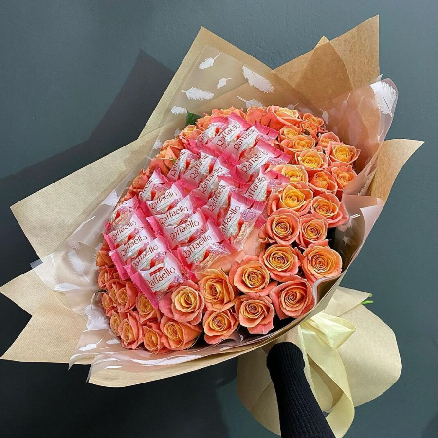 Букет из 51 оранжевой розы с конфетами Raffaello - фото 2