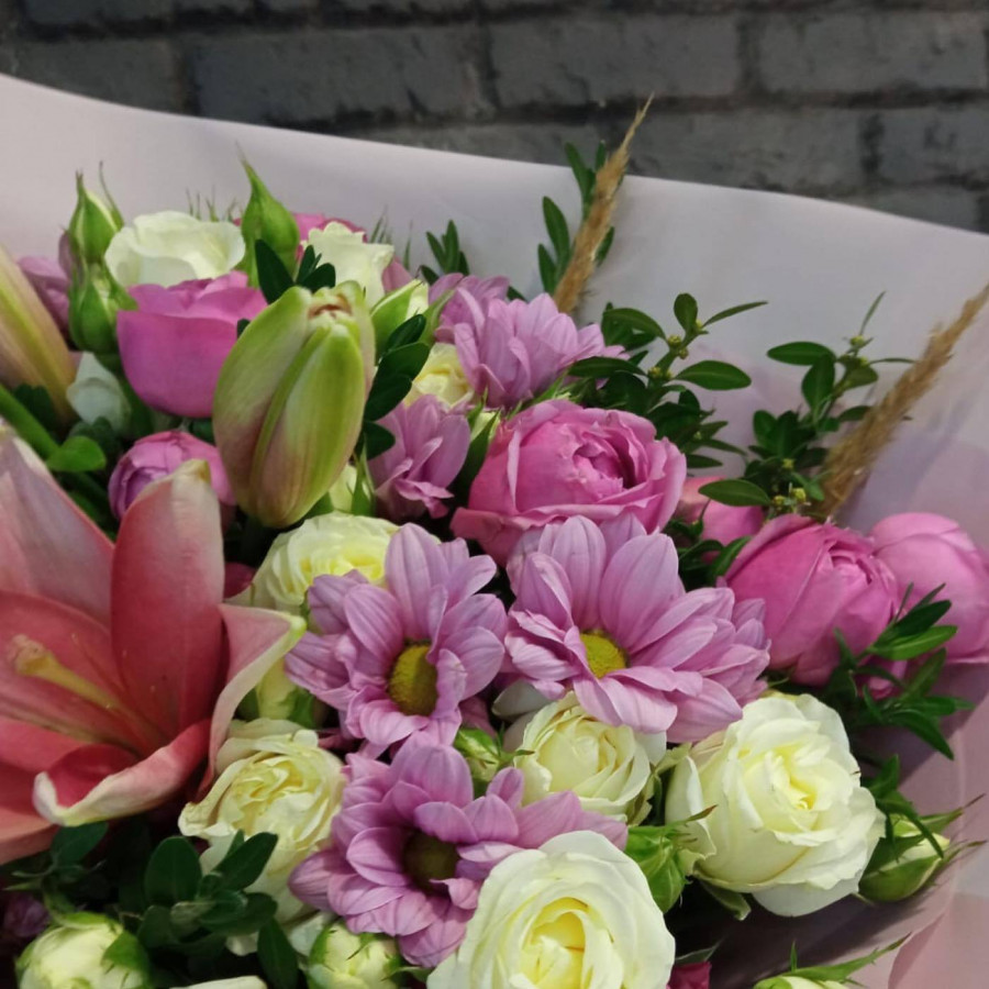 Букет из лилии, роз и хризантем - фото 2