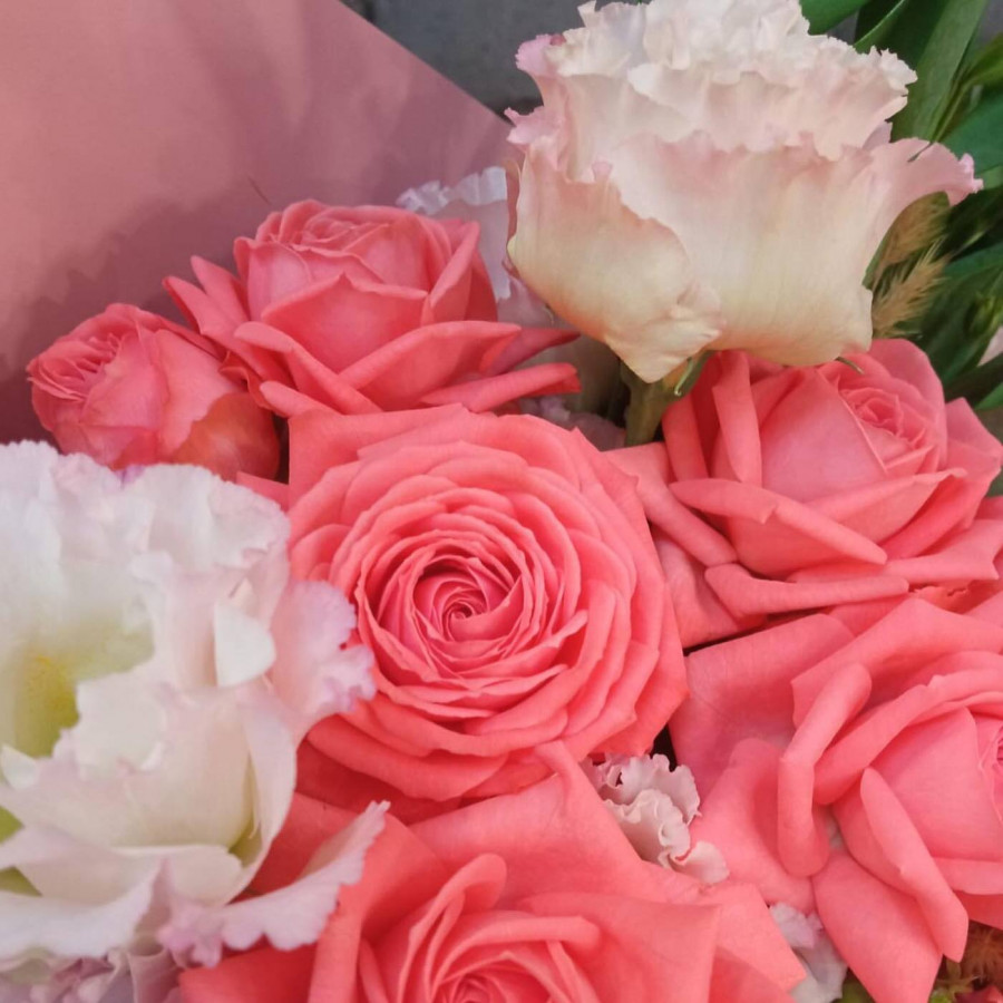 Букет из розовых роз и белой эустомы - фото 2