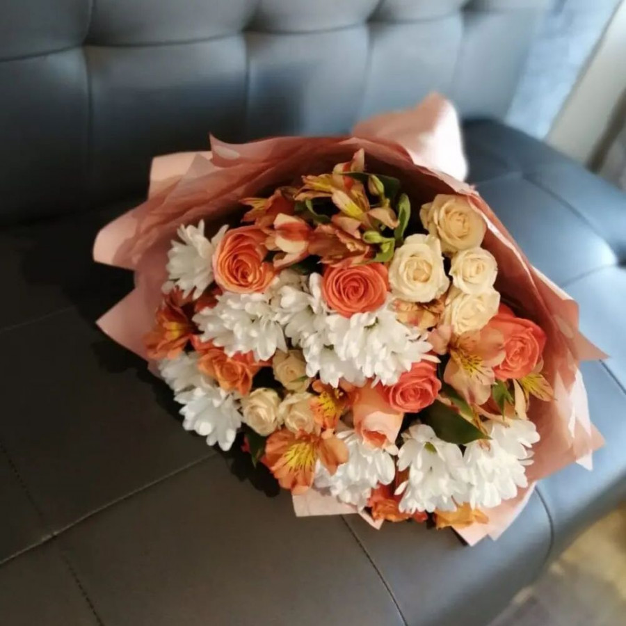 Букет из роз, хризантем и альстромерий - фото 2