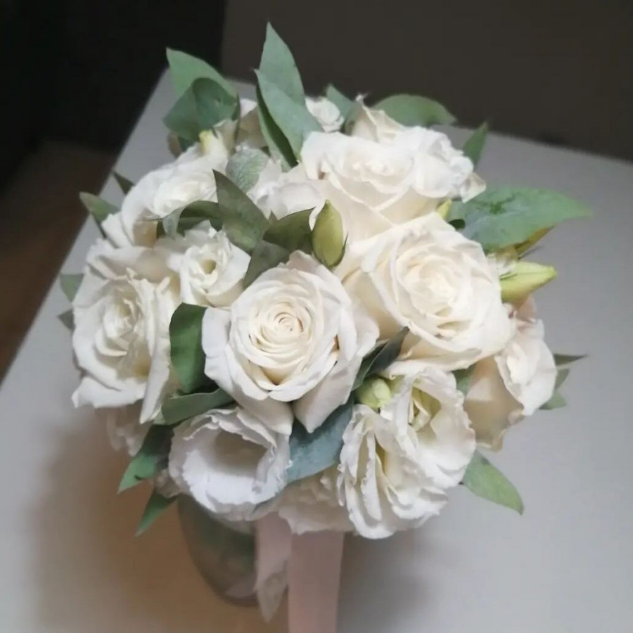 Букет невесты из белых роз и эустома - фото 2