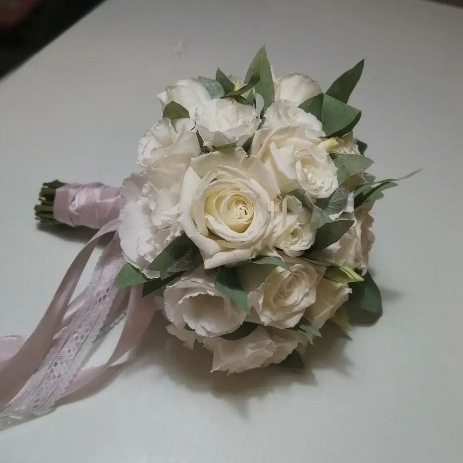 Букет невесты из белых роз и эустома - фото 3