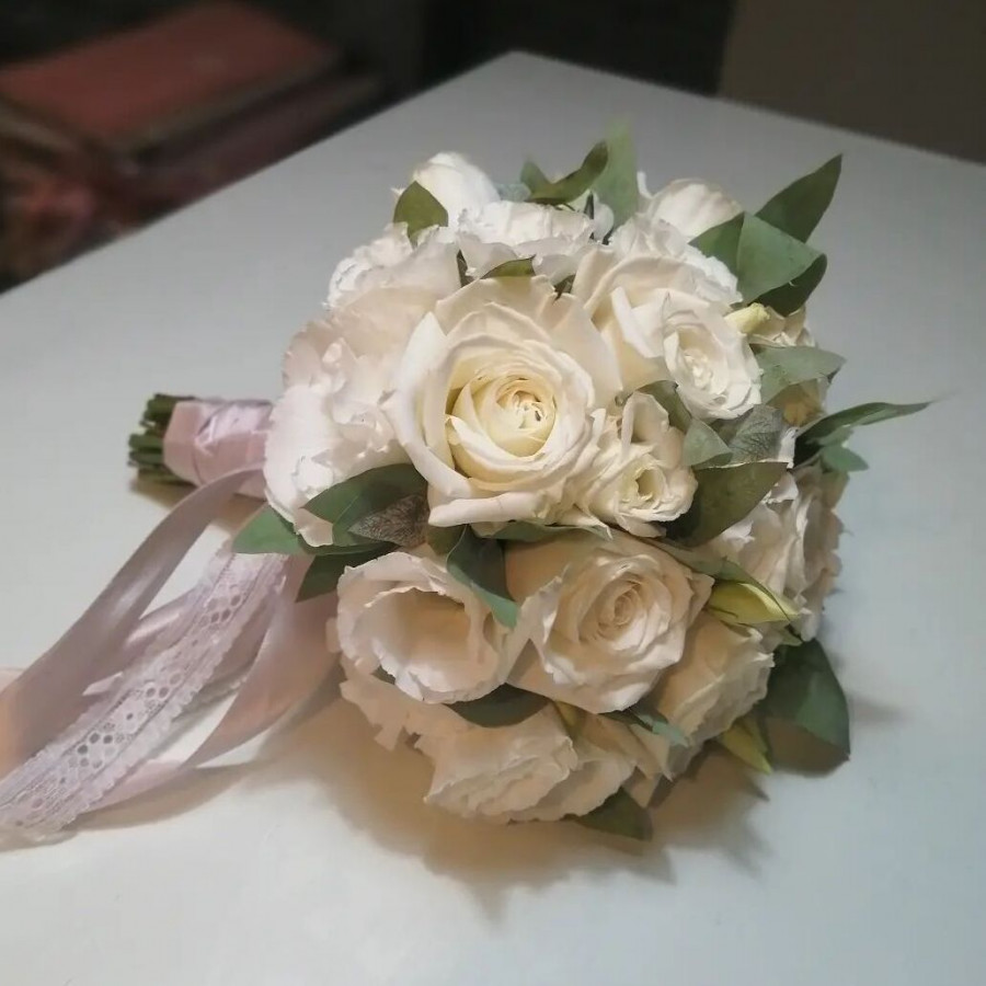 Букет невесты из белых роз и эустома - фото 4
