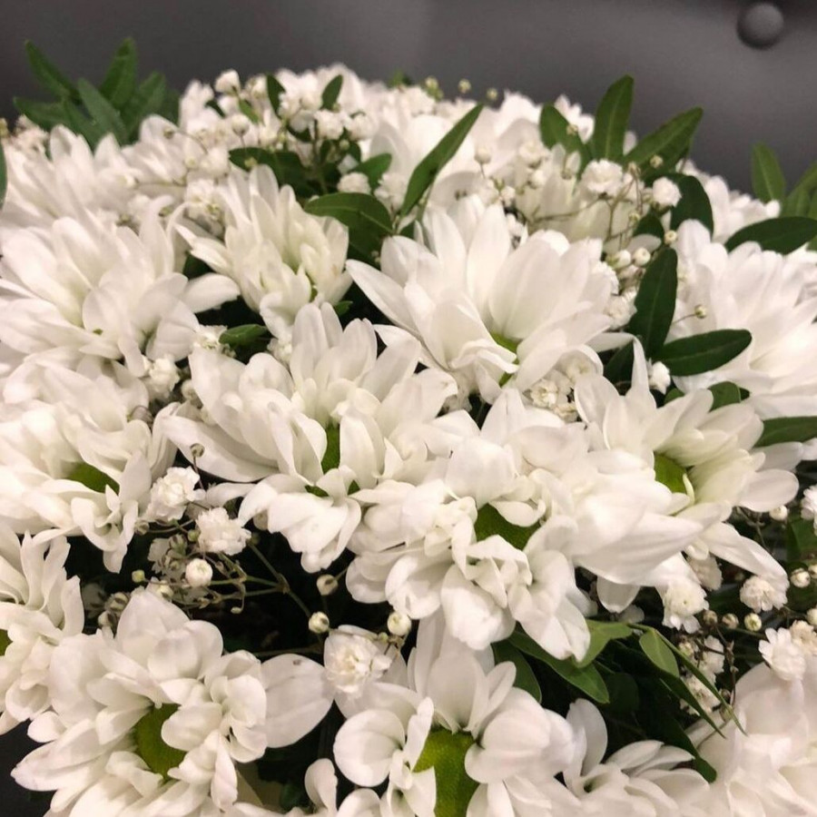 Хризантема белая и гипсофилы в коробке - фото 3