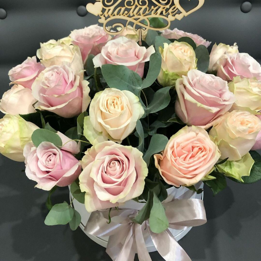 Розовые розы с эвкалиптом в коробке - фото 2