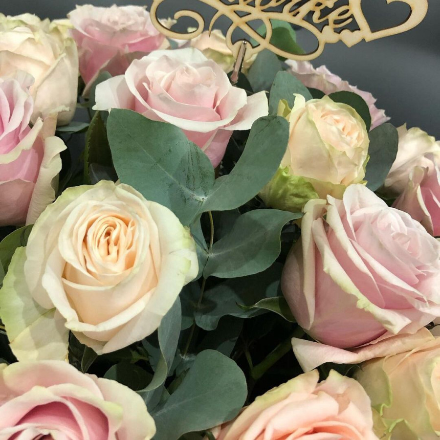 Розовые розы с эвкалиптом в коробке - фото 3