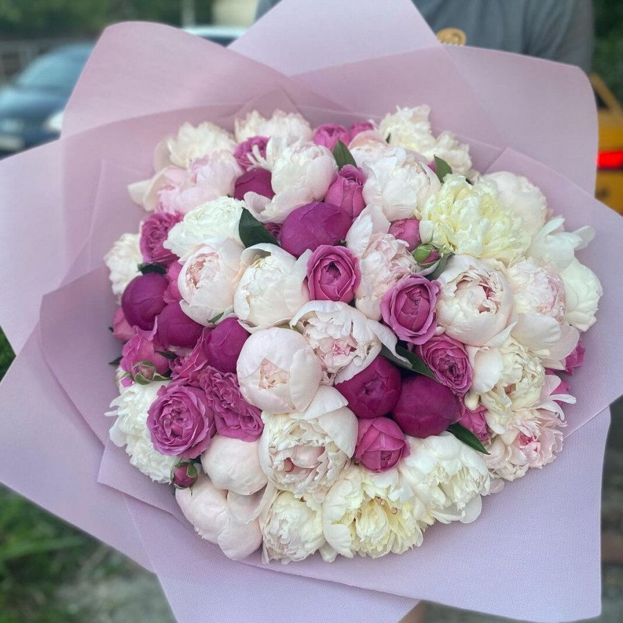 Букет из розовых роз и белых пионов