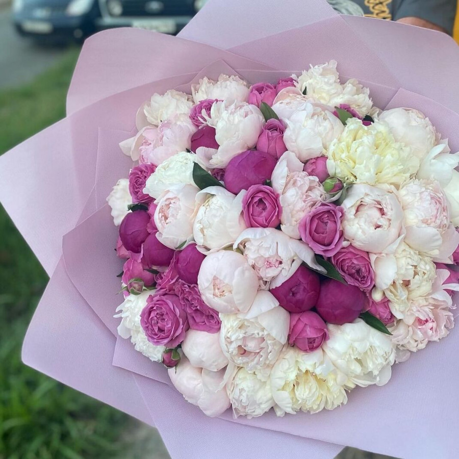 Букет из розовых роз и белых пионов - фото 2