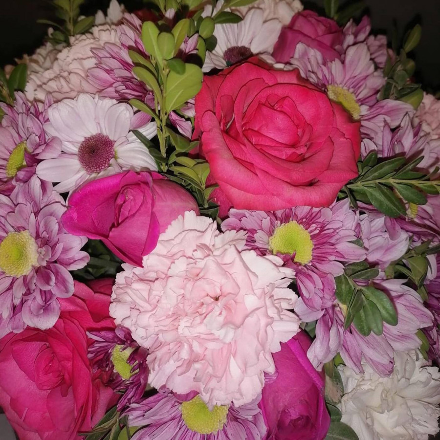 Розы, хризантемы и гвоздики в коробке - фото 2