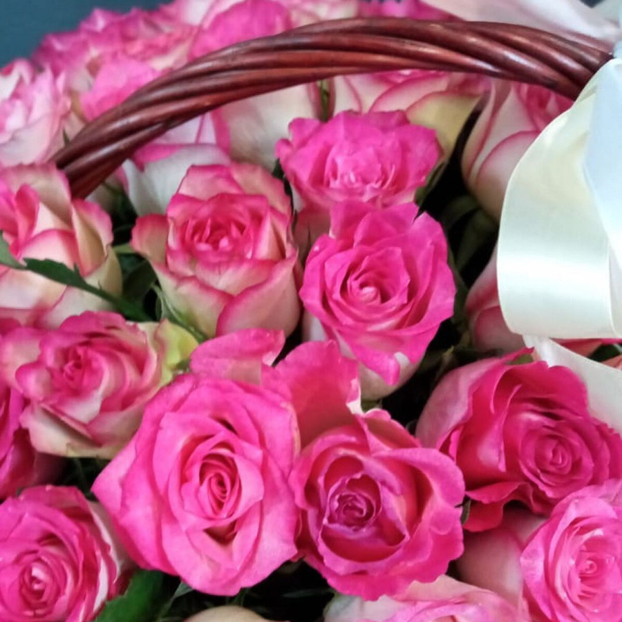 Розы бело-розовые в корзине - фото 2