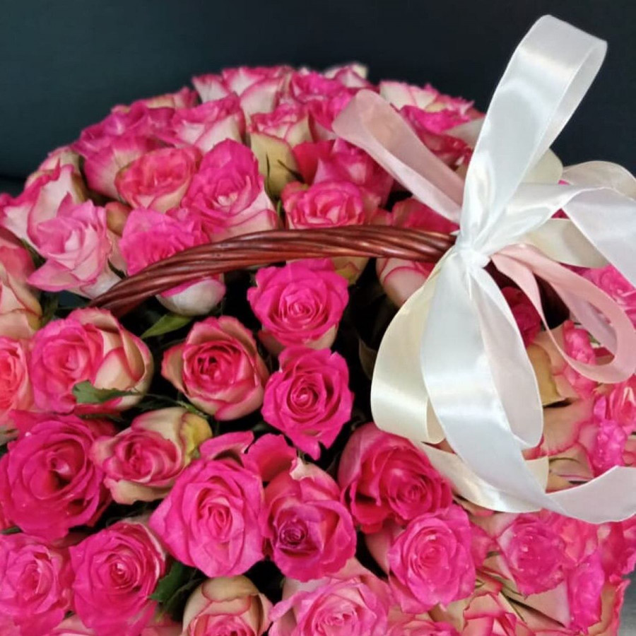 Розы бело-розовые в корзине - фото 3