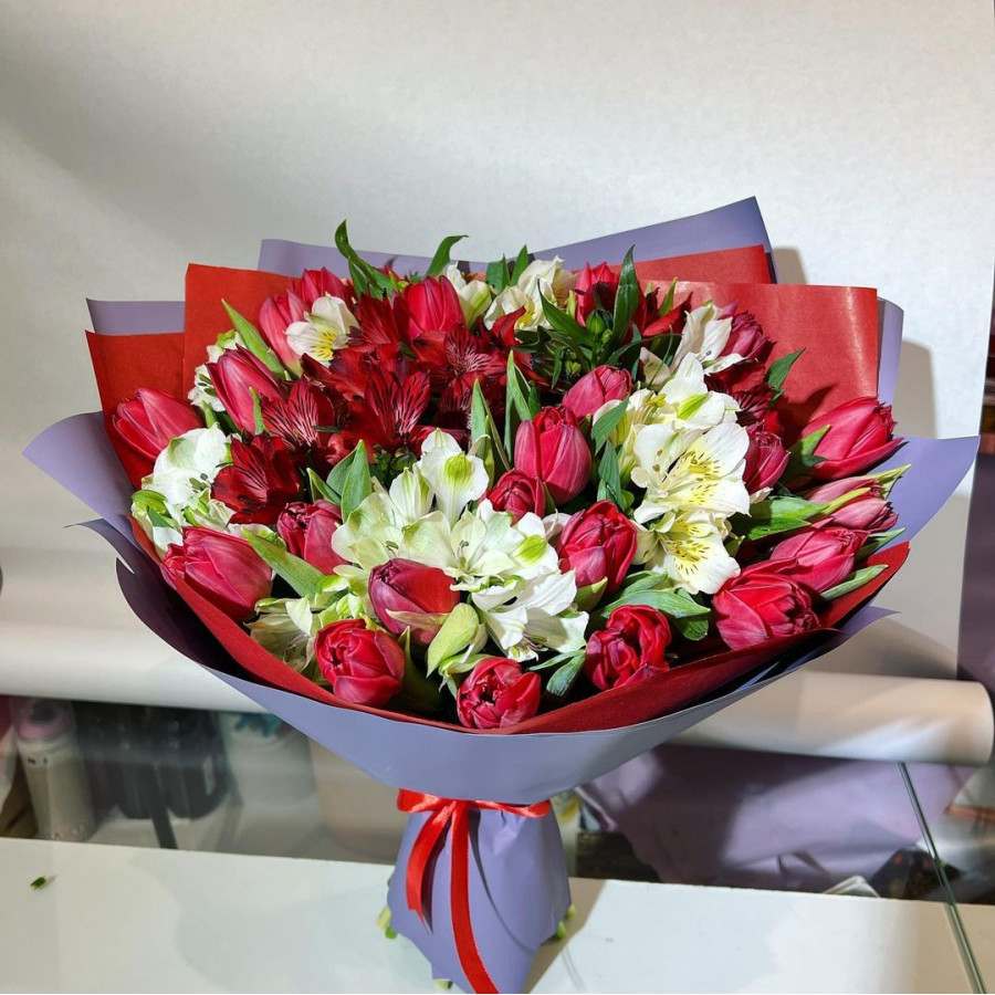 Букет из белых альстромерий и красных тюльпанов - фото 2