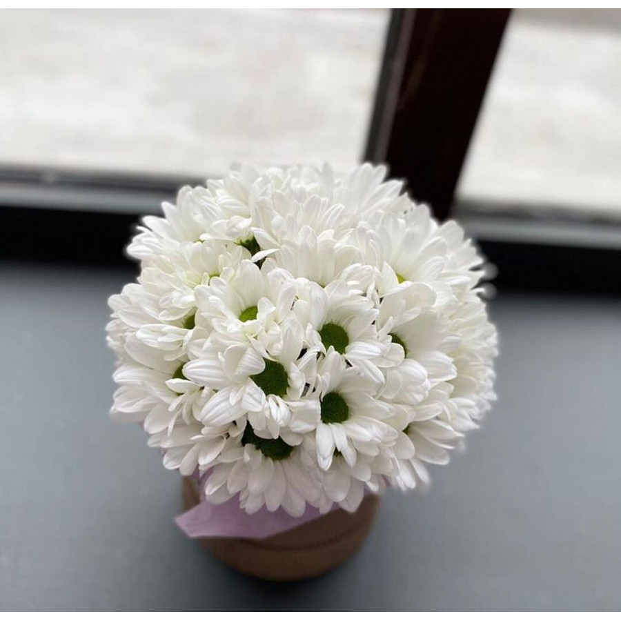 Белые хризантемы в шляпной коробке - фото 2