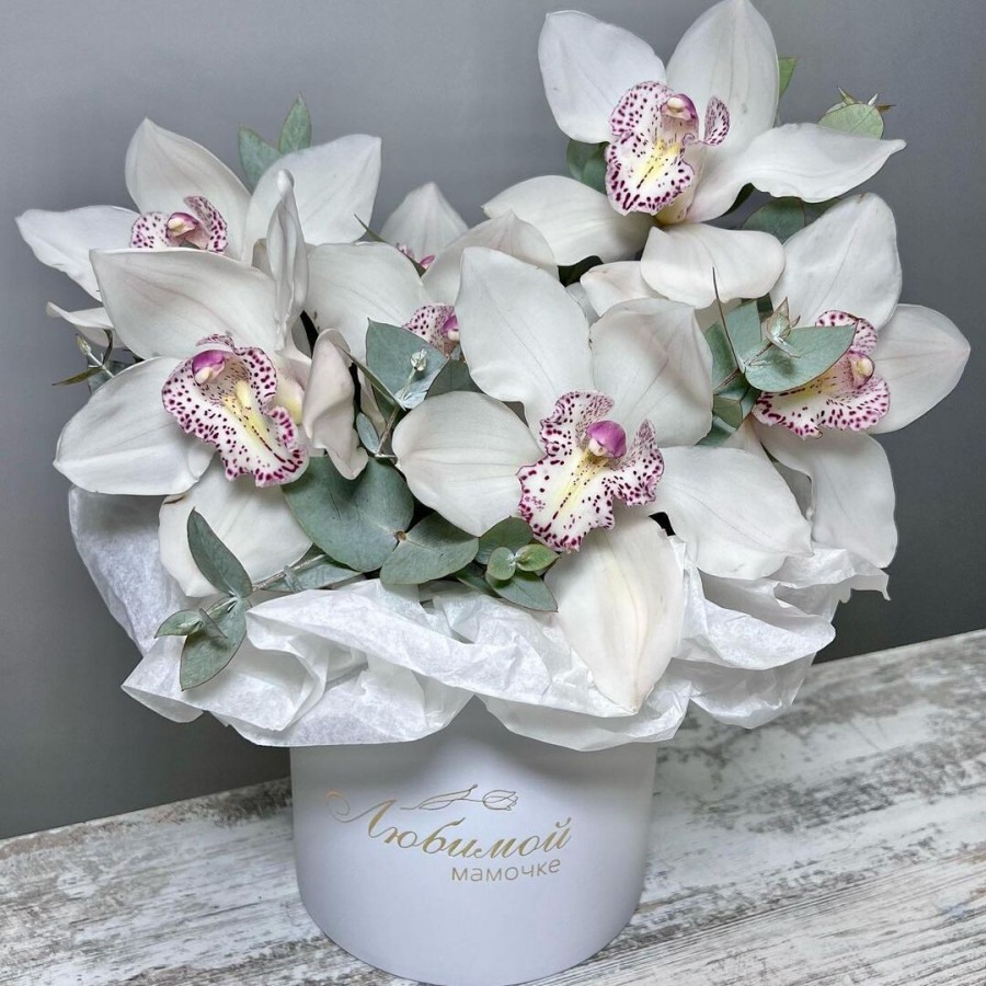 7 белых орхидей в шляпной коробке - фото 2