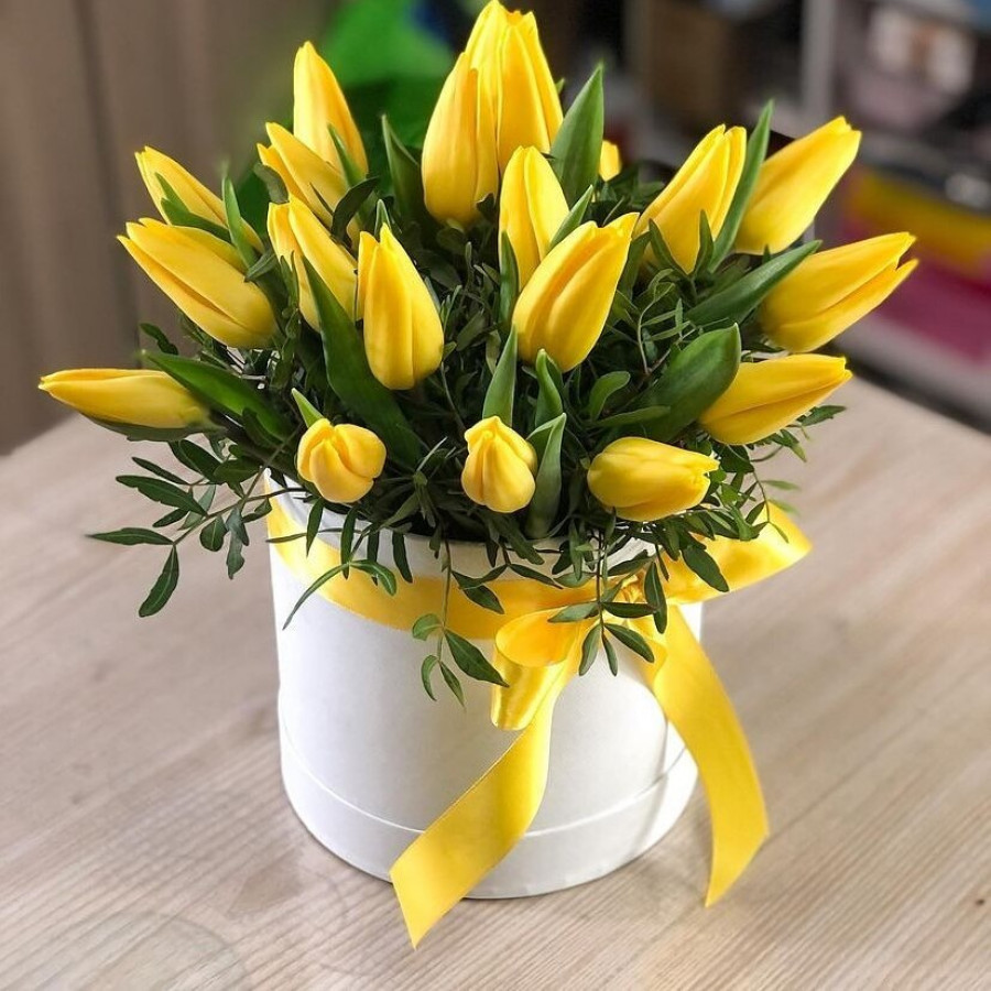 Композиция из 19 желтых тюльпанов в коробке - фото 2